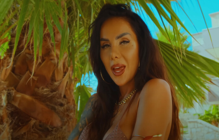 Klaudia Zielińska zaskakuje nowym utworem „Bad Girl„ – latynoskie rytmy i greckie krajobrazy. Czy to nowy przebój na zakończenie lata?

