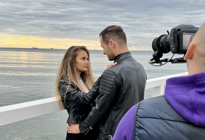 TYLKO U NAS Klif Orłowski tłem dla teledysku disco polo! The Brothers przygotowali niezwykłą nowość pt. „Między nami„ | VIDEO