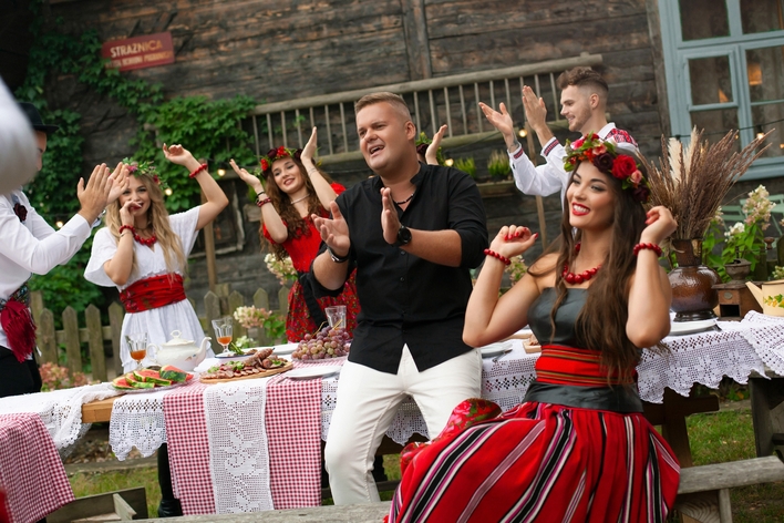 „Kobieta rakieta„ – debiutancki hit od zespołu To jest To już podbija serca fanów!

