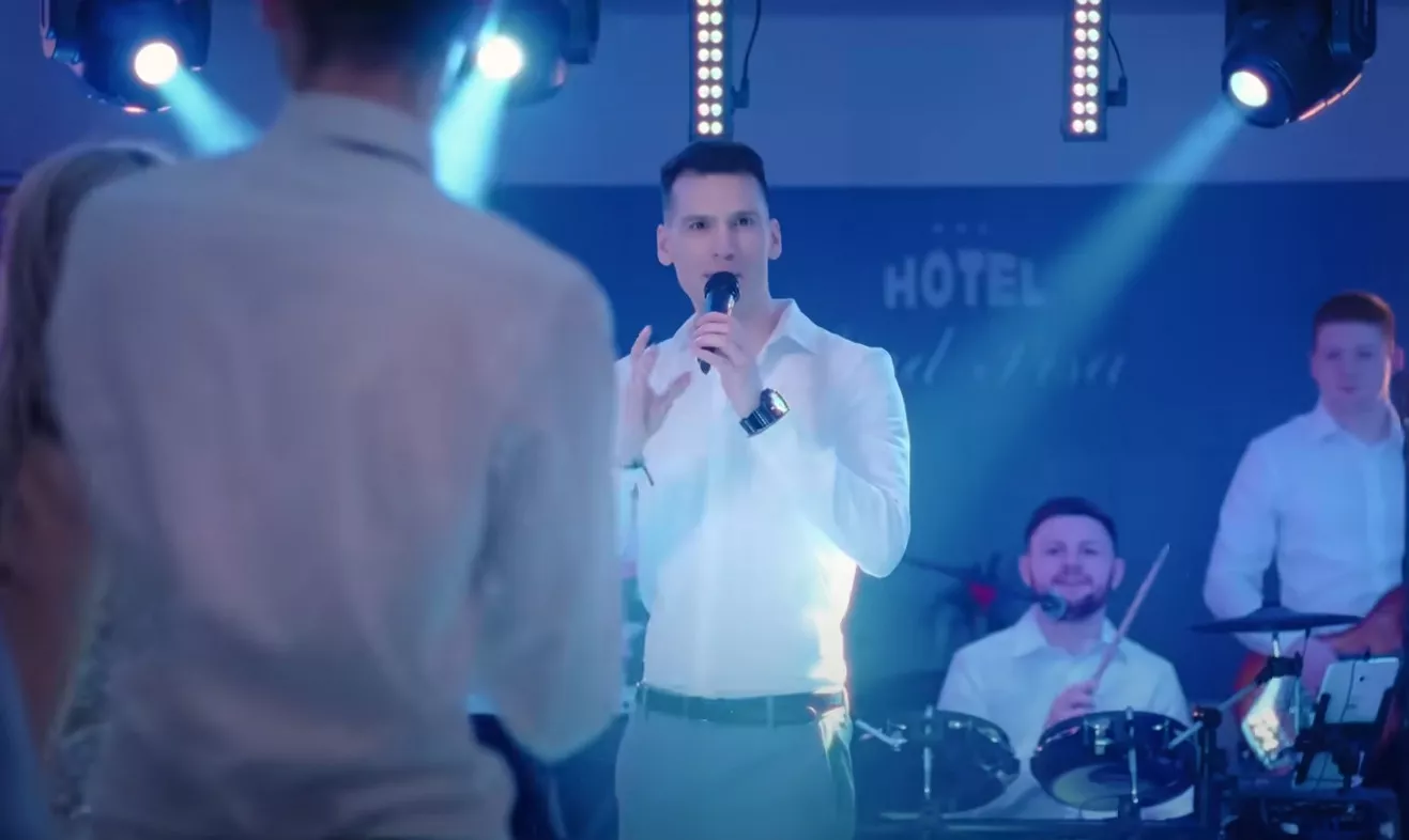 ”Kocha się raz” - Bayera podbija scenę disco polo! To hit na wesela na lata?!