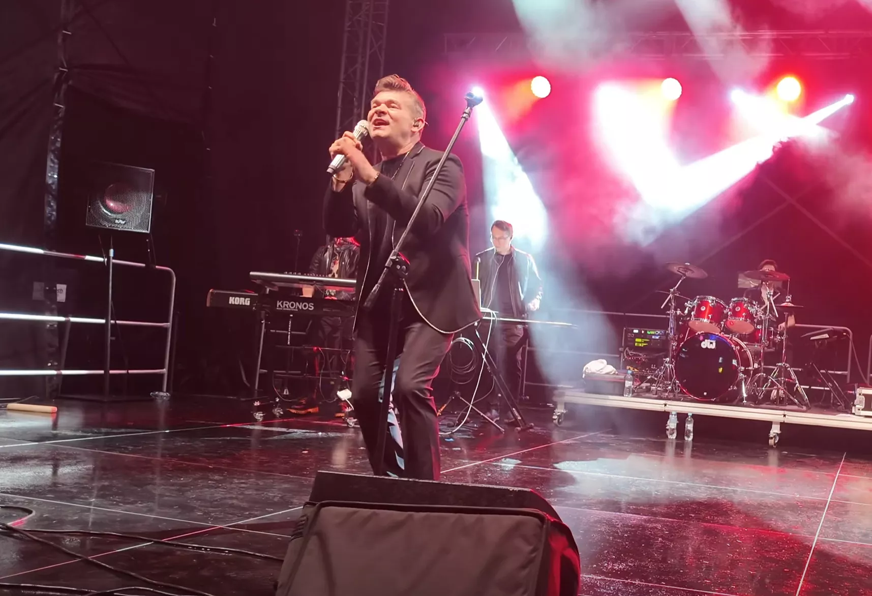 „Kochana wierzę w miłość” w wykonaniu Zenka Martyniuka! Tak śpiewa król disco polo na żywo