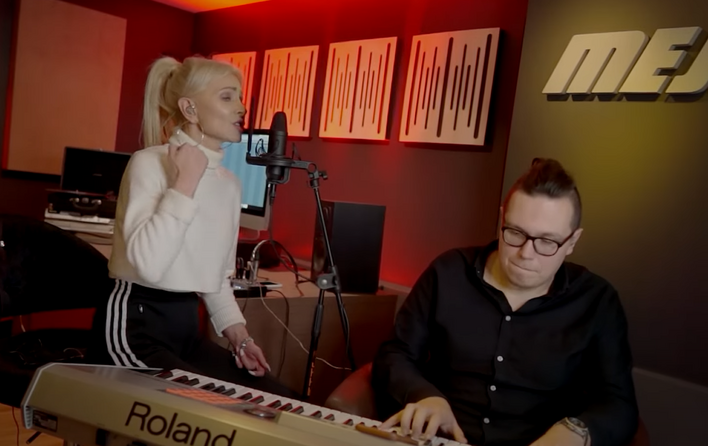 Burza w sieci! Uwielbiana wokalistka disco polo w wielkim HICIE Stachurskiego! Gwiazda pokazała kobiecą stronę utworu! 