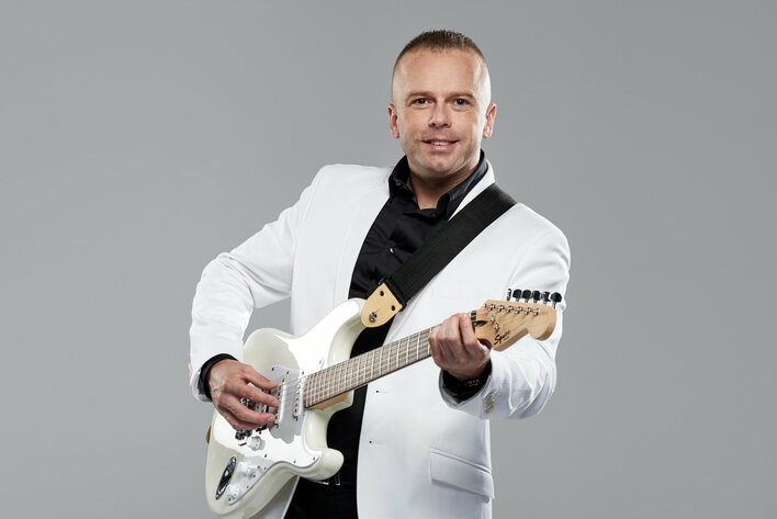 Kolejny milioner w branży disco polo! Znany wokalista może otwierać szampana?! Ten wynik wprawia w zachwyt! 