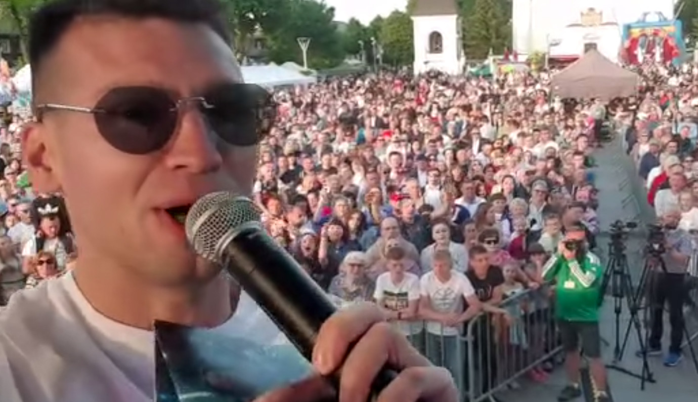 Koncert zespołu Bayera w Węgrowie: Tysiące fanów śpiewały przebój 