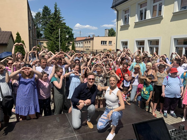 Koncert zespołu Piękni i Młodzi: Magia muzyki w sercach dzieci w Ostrołęce!
