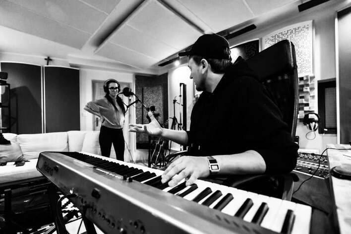 Emila Sanecka Daj to Głośniej przyłapana w studio! Gwiazdy disco polo szykują niespodziankę na SYLWESTRA?! 