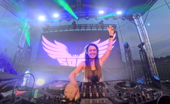 „Koniec (Festival Mix)” podbija internet – nowa wersja hitu D-Bomb w wykonaniu DJ SOFi zyskuje tysiące odsłon