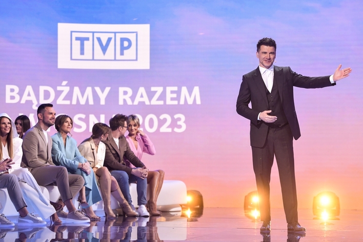 Koniec „Polskich biesiad„ w Telewizji Polskiej? Czy muzyczne programy tracą swoją magię?