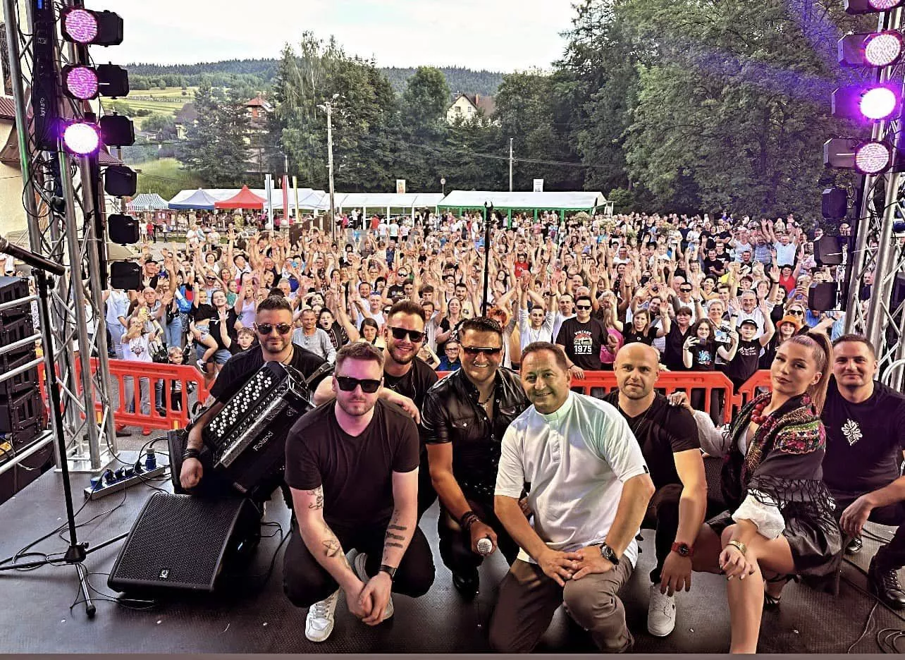 Kordian rozgrzał Bysinę! Zobacz tłumy szalejące na koncercie króla góralskiego Disco Polo