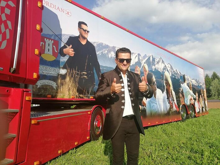 Kordian wozi się jak król! Ma własną ciężarówkę!