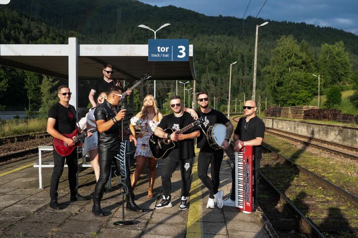 Szok! Gwiazdor disco polo Kordian wynajął pociąg! Wiemy, co się stało i dlaczego zdecydował się na taki krok! Co na to fani? 