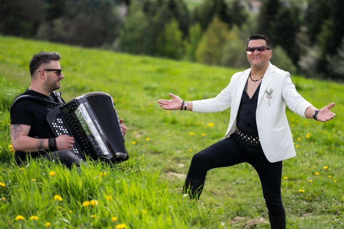 Jest ikoną góralskiego disco polo?! Kordian zaskakuje nowym singlem „Jesteś jak wiosna„!
