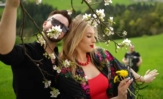 Kordian zaskakuje nowym hitem 'Jesteś jak wiosna'. Internauci szaleją, a liczba wyświetleń rośnie lawinowo