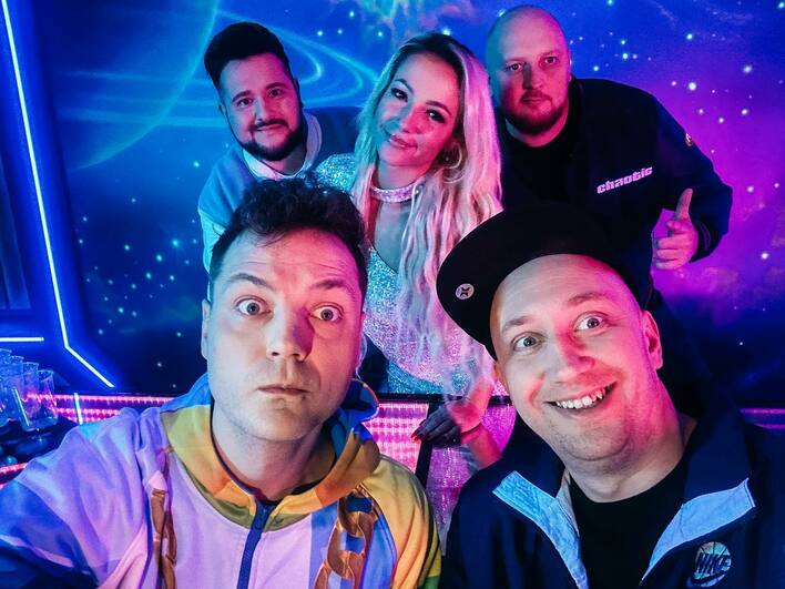 Kosmiczna dziewczyna i galaktyczne ujęcia – tak zapowiada się nowość od zespołu Letni  i Joker.