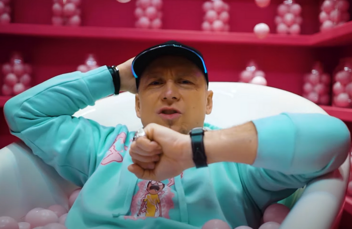 Kris Talisman z genialną nowością!  W klipie ”Zabiorę Ciebie mała” wystąpili znani z TikToka Kamil Kossakowski oraz Roxana Orłowska! 