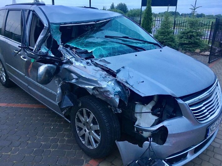 Gwiazda disco polo miała bardzo groźny wypadek - Artysta wjechał pod tira przy prędkości 130 km/h