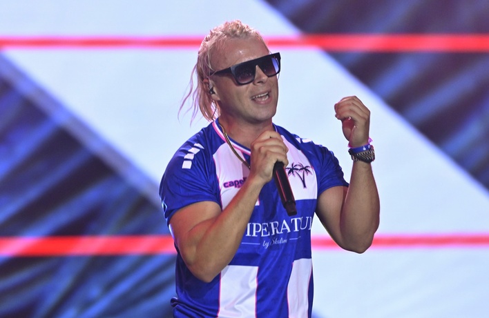 Krok od tragedii?! Mężczyzna wtargnął na scenę podczas koncertu Skolima | VIDEO