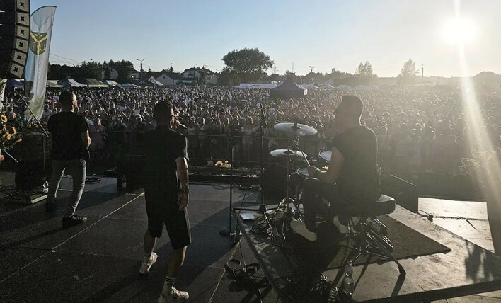 Krok od tragedii Podczas koncertu zespołu Playboys scena się zapadła! Zobaczcie nagranie