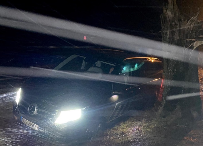 Dramat na drodze! Wielkie drzewo spadło przed autem uwielbianej grupy disco polo Mejk! Co z artystami?! 