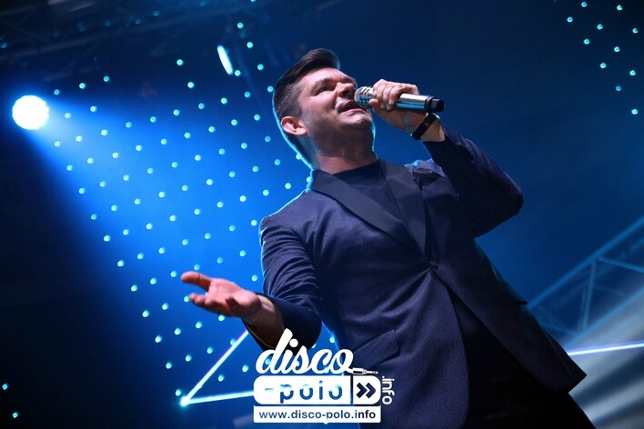 Król disco polo w formie! „Przez Twe oczy zielone” w wersji koncertowej!