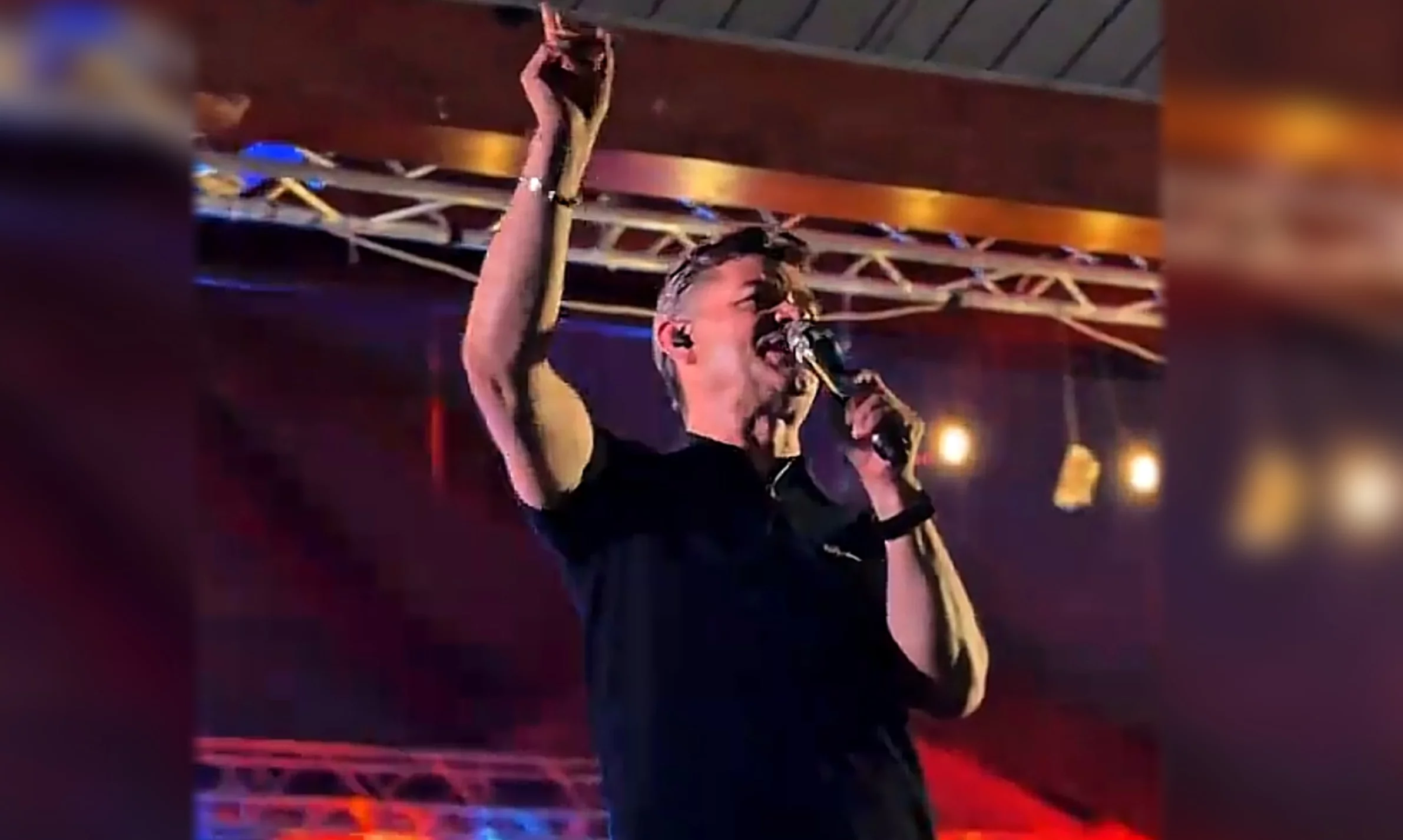 Król disco polo znów pokazał, że śpiewa na żywo! Zenek Martyniuk z Akcentem porwał publiczność w Rykach