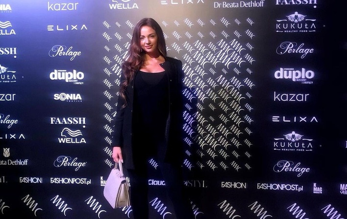 Krótka sukienka odsłoniła zgrabne nogi znanej wokalistki disco polo! Gorący widok rozpalił wyobraźnię fanów do czerwoności!