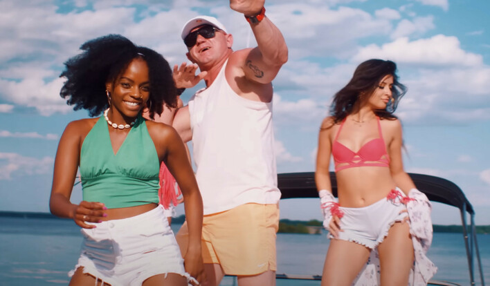 Krystian Pudzianowski z nowością pt. „Bujaj ciało„! Letni numer idealny na wakacje!