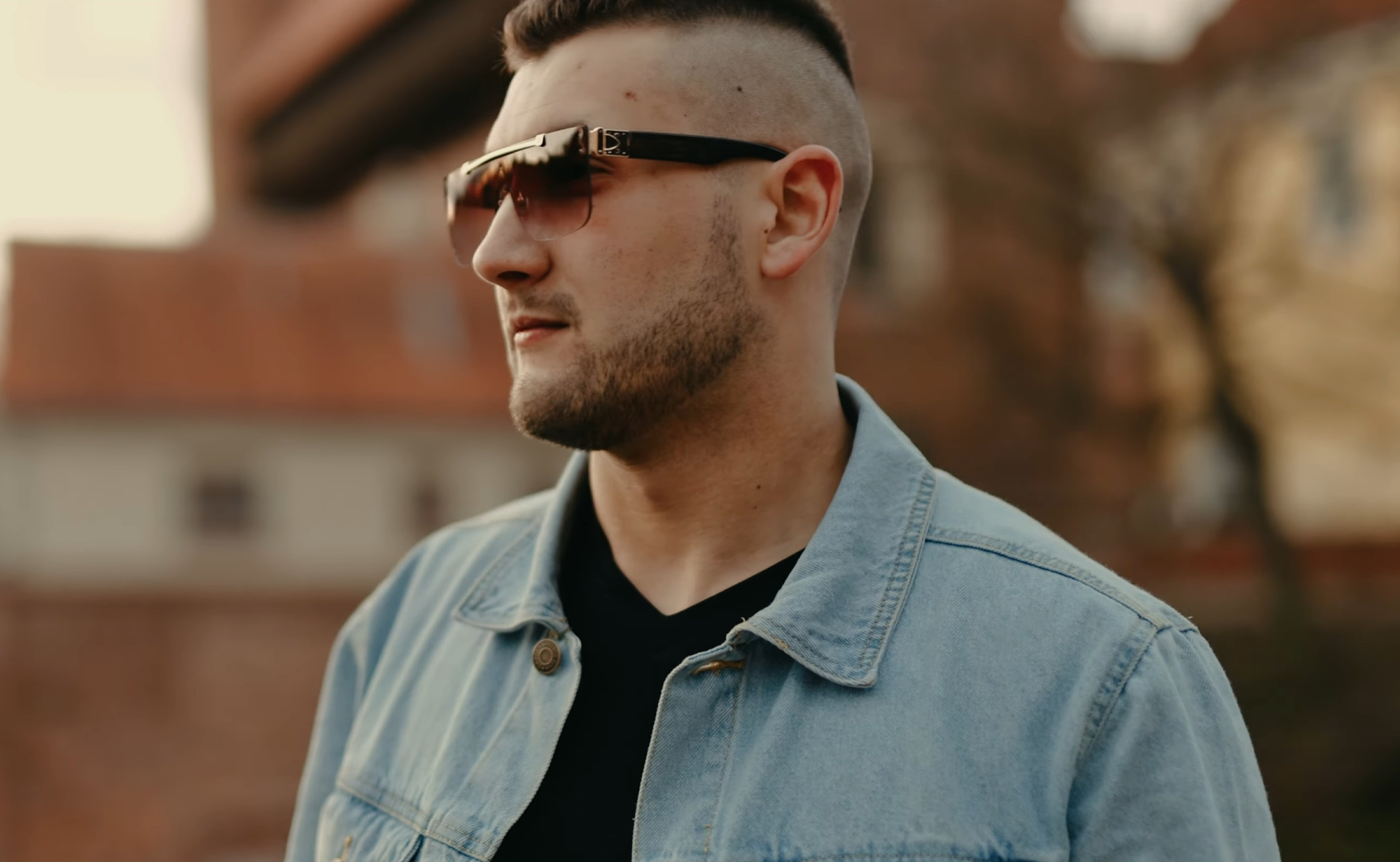 Krzysztof Stryjewski z premierą „Ona tańczy, ja wariuję”. Nowy klip już ...