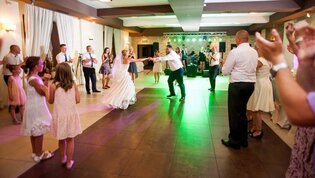 Ksiądz śpiewając disco polo wtargnął na wesele! Państwo Młodzi w szoku, nikt nie interweniował! 