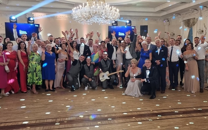 Kuba Urbański i formacja Playboys gościem specjalnym na weselu! Gwiazdor disco polo skradł serca nowożeńców i ich gości!