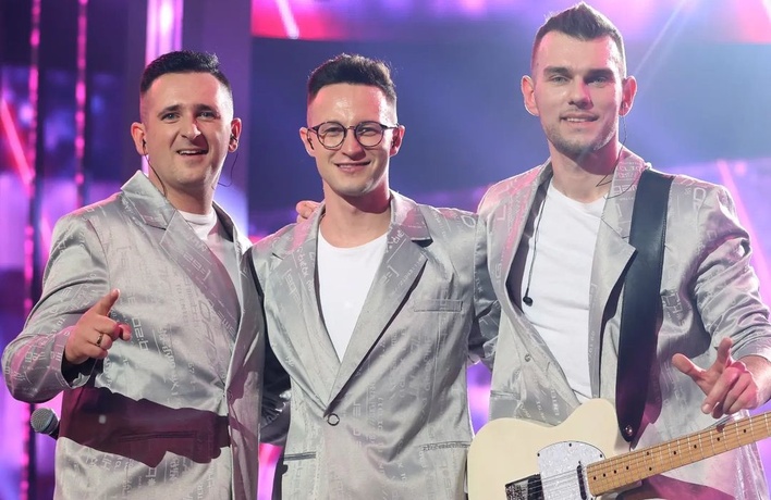 Popularny wokalista sięgnął po klasykę gatunku! Kuba Urbański - Playboys odświeżył znany utwór disco polo, który kiedyś nuciła cała Polska!