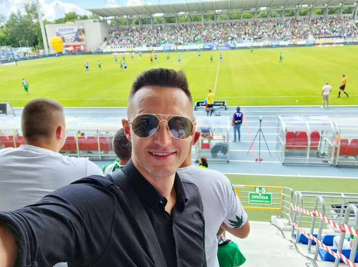 Kuba Urbański przyłapany na stadionie! Gwiazdor disco polo kibicuje swojej ukochanej drużynie!