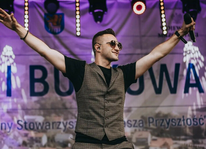 Kuba Urbański z Playboys - najważniejcie informacje o wokaliście disco polo! Wiek, żona, dzieci, muzyka