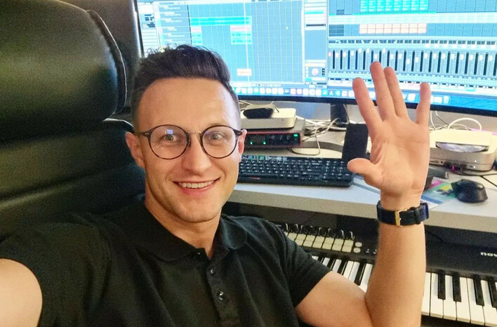 Kuba Urbański z Playboys odkrywa nowe oblicze utworu ”Bahamy, morze, Miami”