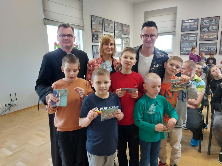 Kuba Urbański z zespołu Playboys odwiedził dzieci w Specjalnym Ośrodku Szkolno-Wychowawczym w Radomiu | ZDJĘCIA