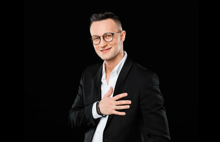 Polały się łzy?! Kuba Urbański z zespołu Playboys wzrusza fanów balladowym wykonaniem hitu zespołu Bayera!

