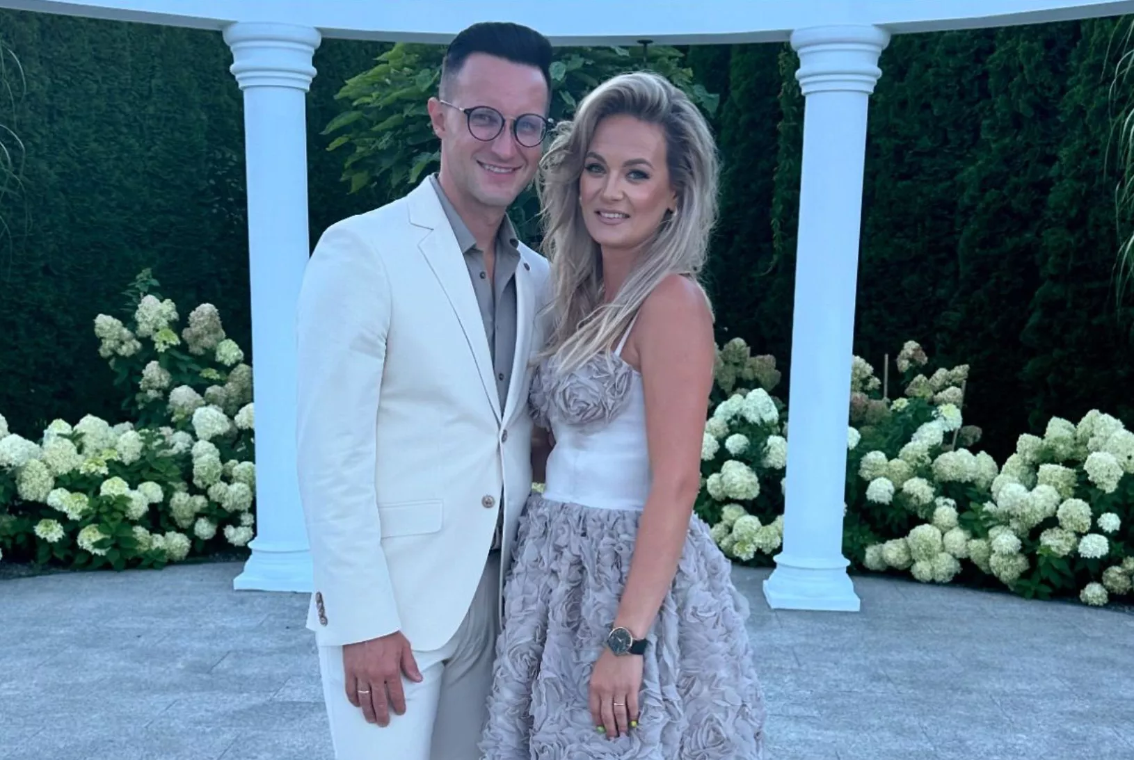 Lawina reakcji! Popularny gwiazdor disco polo w objęciach z ukochaną! Fani „żona pierwsza klasa„ 