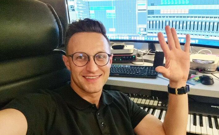 Znany wokalista disco polo Kuba Urbański zarywa noce! Wiemy nad czym pracuje Playboys! Będziecie zaskoczeni!