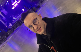 Kuba z Playboys tańczy z mamą. Rodzinny taniec disco stało się hitem sieci