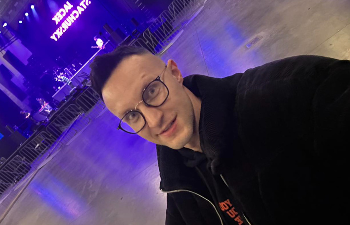 Kuba z Playboys tańczy z mamą. Rodzinny taniec disco stało się hitem sieci