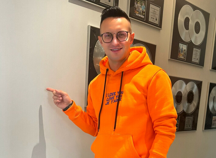 Kuba z zespołu Playboys zasiadł przy pianinie i zaskoczył wykonaniem piosenki „Nie będę błagał”

