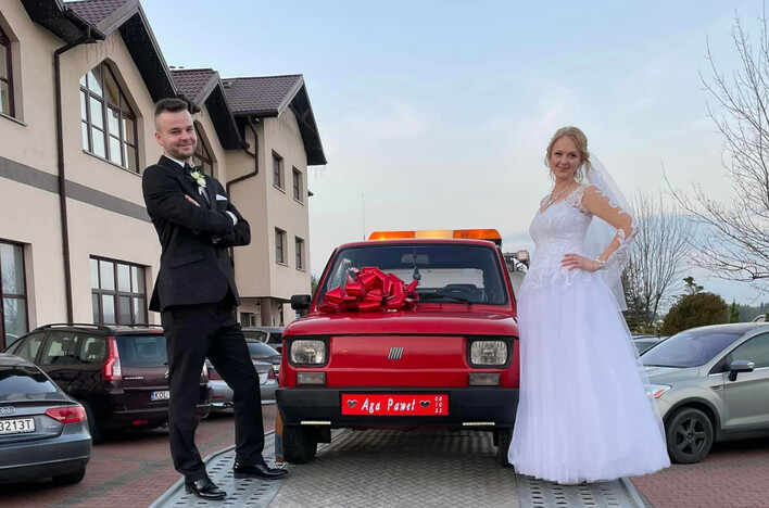 Gwiazdor disco polo dostał w prezencie ślubnym auto! Prezent ofiarowali koledzy z branży! 