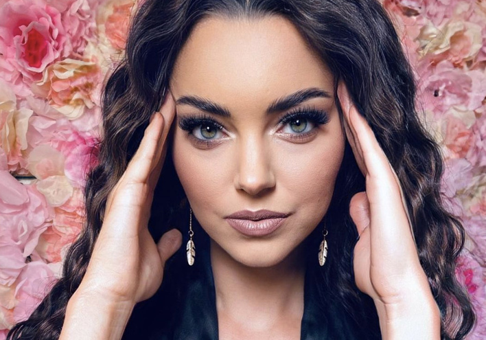 Angelika Żmijewska Topky kusi w skąpym body! Uwagę zwraca pełny, odkryty biust gwiazdy disco polo! Fani ”Polska Carmen Electra”