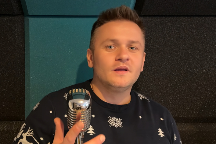 „Lekcja miłości” w nowym wydaniu – Arek Kopaczewski sięgnął po znany przebój disco polo