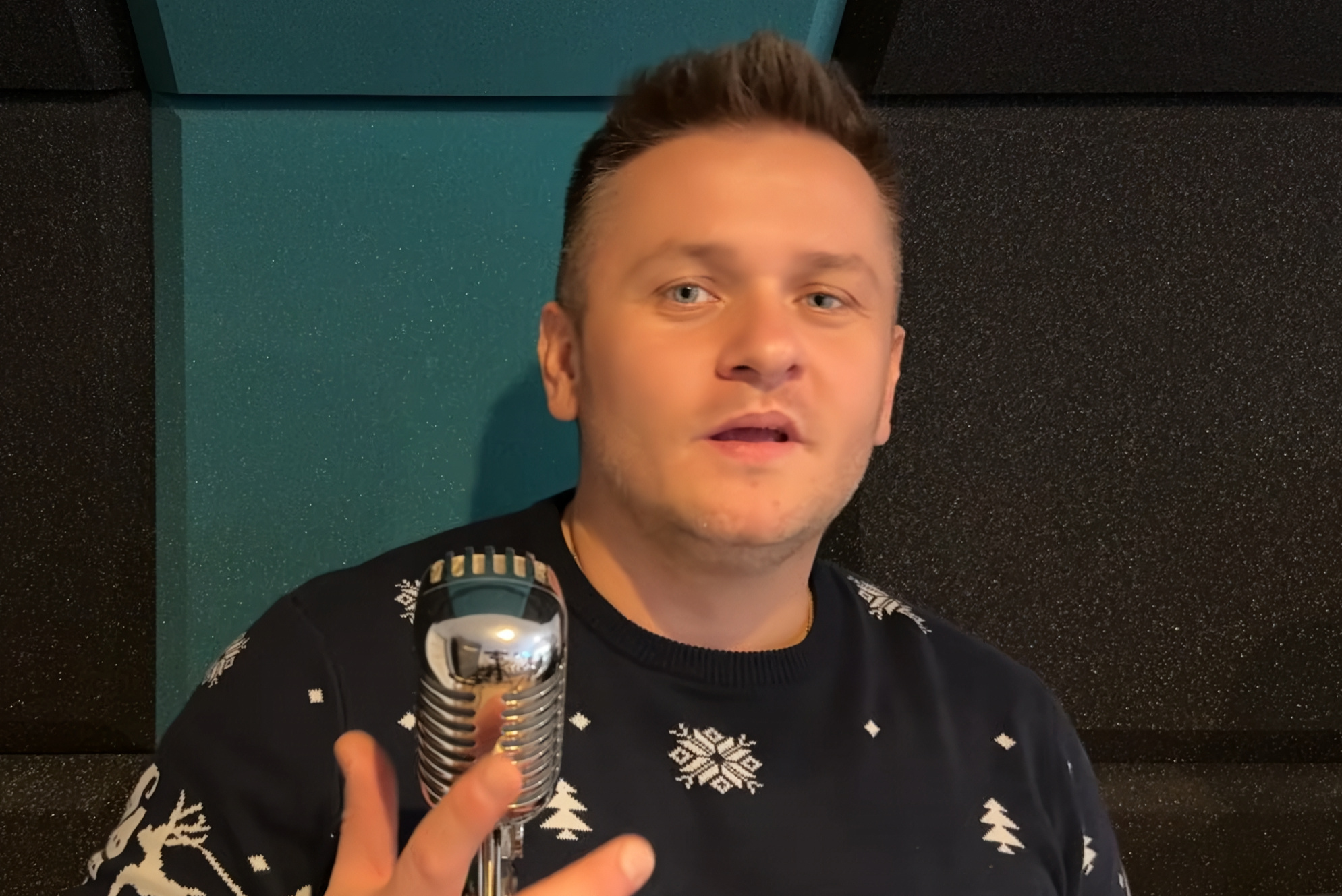 „Lekcja miłości” w nowym wydaniu – Arek Kopaczewski sięgnął po znany przebój disco polo