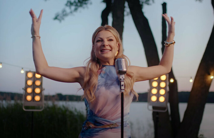 Letnia premiera zespołu Piękni i Młodzi! ”Tak do końca” z Magdaleną Narożną podbije wakacyjne imprezy

