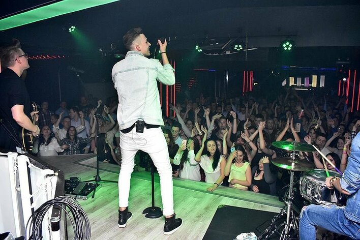 Licznik bije nieprzerwanie! Młodzi artyści disco polo zbierają owocne żniwa swojej pracy! 