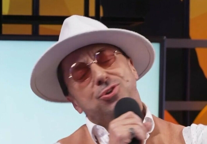 Lider zespołu Boys Marcin Miller zaśpiewał hit pt. „Plaża nasza jest„ | VIDEO