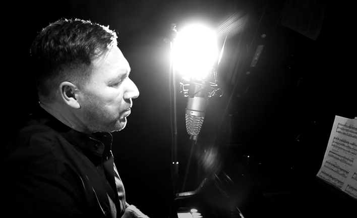 Rozkosz dla romantyków! Liryczna piosenka od wokalisty disco polo podbija internet. Posłuchajcie!