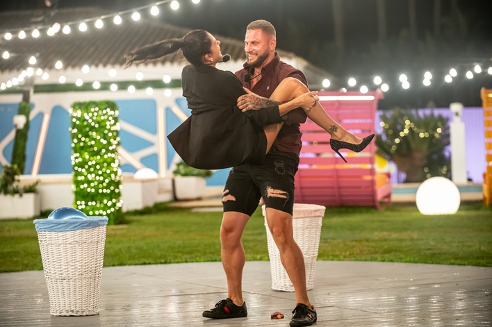 „Love Island. Wyspa Miłości” – Wero i Kuba zażegnali spór po balonowej grze, a wejście Sashy do willi wywołało niemałe zaskoczenie wśród dziewczyn„